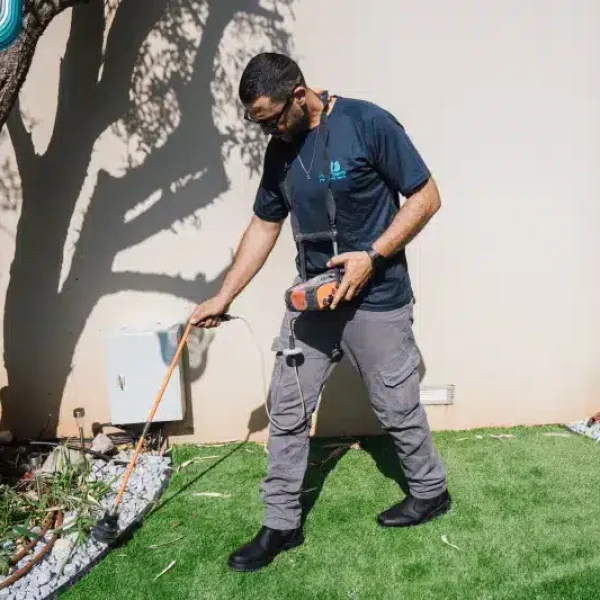 איתור נזילות בגינה